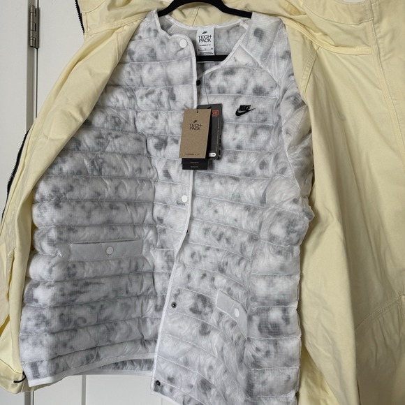 Nike Therma-Fit Tech Pack 3-1 jacket Women's Size XL Butter Yellow NWT Puffer - Picture 9 of 13